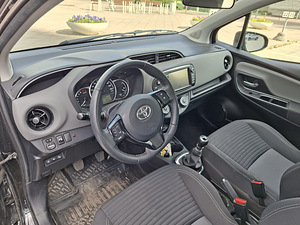 Toyota Yaris (9 foto / 9)