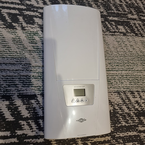 Продается проточный водонагреватель CLAGE Dex 18...27kw (1 фото из 3)
