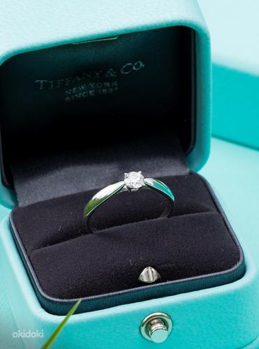 Кольцо Tiffany & Co Engagement Harmony с круглым бриллиантом 64384 (фото #2)
