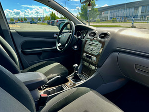 Ford Focus (7 foto / 12)