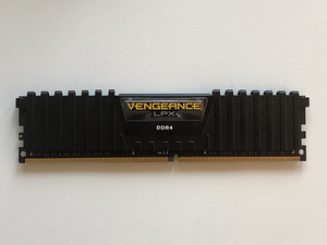 CORSAIR Vengeance LPX CMK16GX4M1D3000C16 DDR4 - 16GB (1 foto / 2)
