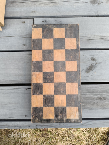 Старая шахматная доска и шахматные часы (фото #3)