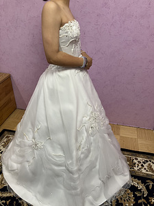 Свадебное платье (3 фото из 4)