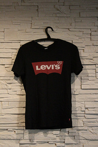 Черная футболка Levise