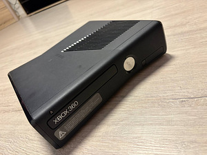 Консоль xbox 360 s (1 фото из 5)