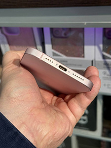 iPhone 15 Plus 128Gb Roosa v heas seissukorras (4 foto / 6)