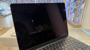 Apple Macbook Air 13 M4 2025 16/256 Midnight в отличном состоянии (3 фото из 5)
