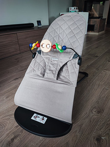 Шезлонг и игрушка Babybjörn (2 фото из 6)