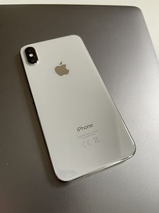 iPhone X 64GB Silver (2 foto / 4)