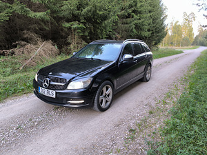 Mercedes Benz C320 4Matic (1 foto / 11)