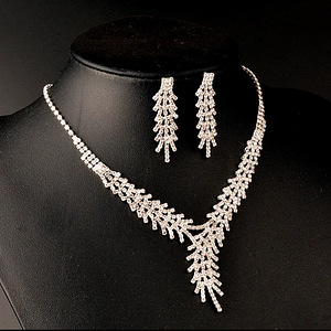 Колье с серьгами (3 фото из 5)