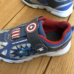 Vilkuvad Captain America nahast tossud 32.5 (3 foto / 3)