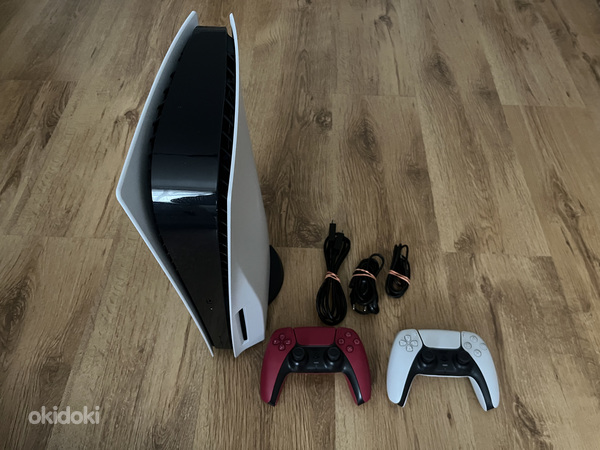 PlayStation 5 с двумя пультами дистанционного управления (фото #1)