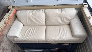 Качественный кожаный диван с креслом