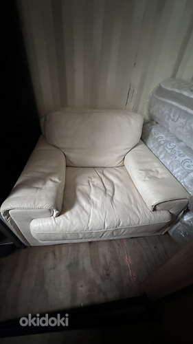 Качественный кожаный диван с креслом (фото #2)