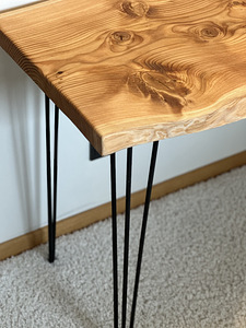 Письменный стол из массива дерева с металлическими ножками