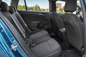 Opel Astra Sport Tourer (12 foto / 15)