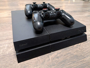 Playstation 4, 1TB, puldid ja mäng (1 foto / 2)
