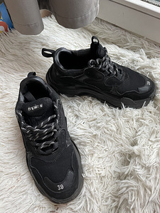 Balenciaga (1 фото из 3)