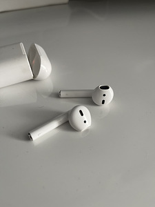 AirPods 2-го поколения (1 фото из 4)