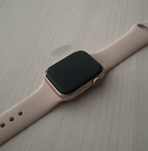 Apple Watch Series 4 GPS 40mm (1 foto / 3)