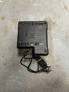 Milwaukee M12-18C akulaadija (2 foto / 2)