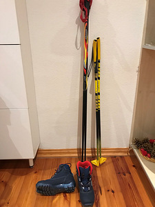 Лыжные палки и лыжные ботинки детские