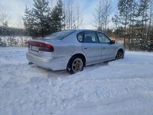 Subaru Legacy (7 фото из 10)