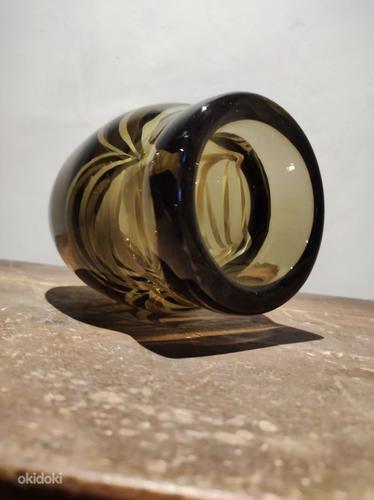 Тяжелая ваза из дымчатого стекла с ниточным декором (фото #2)