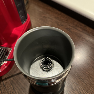 Кофемашина KitchenAid Nespresso (6 фото из 6)