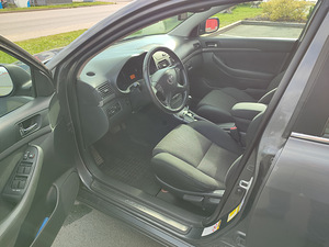 Toyota Avensis (11 foto / 11)