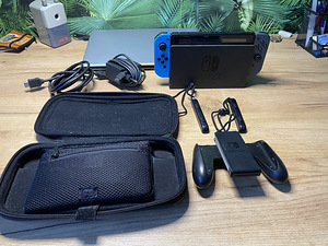 Nintendo Switch + чехол для переноски (1 фото из 7)