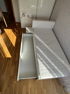 Кровать с матрасом и ящиком (3 фото из 3)