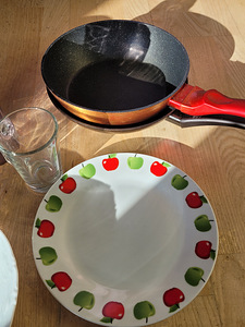 Blender, taldrikud, kruusid, pannid (2 foto / 3)