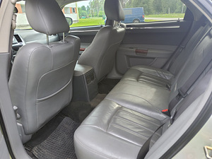 Chrysler 300C с газовым двигателем (8 фото из 10)