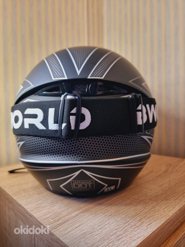Мотоциклетный шлем с аксессуарами (фото #7)