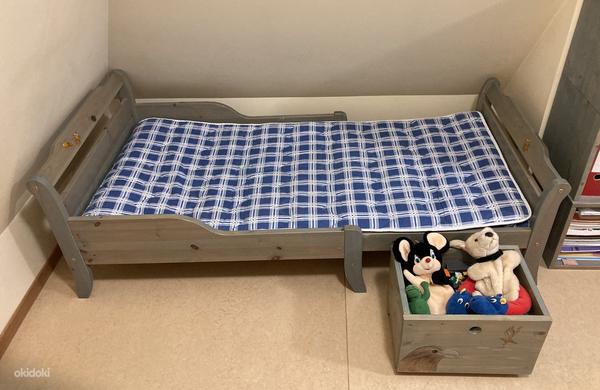Детская кроватка и ящик для игрушек на колесиках (фото #3)