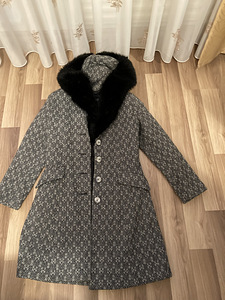Теплое зимнее пальто (2 фото из 2)