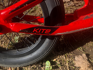 Jooksuratas KELLYS KITE 12 punane (4 foto / 4)