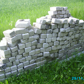 Белые кирпичи