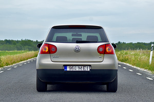 VOLKSVAGEN GOLF 2004 (3 foto / 10)