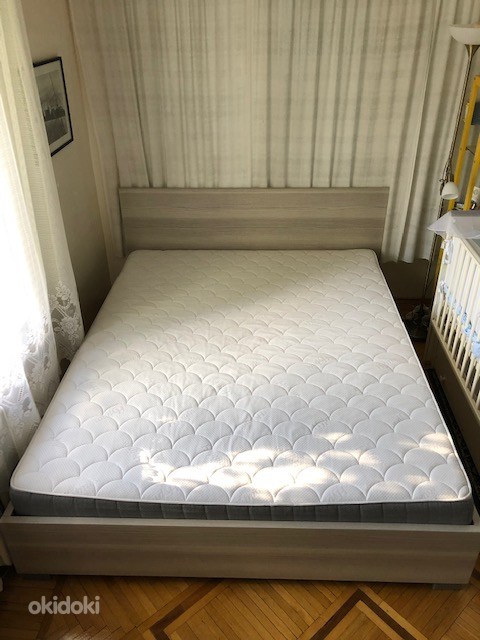 Серая кровать с матрасом (фото #2)