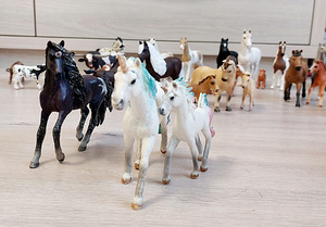 SCHLEICH HORSE CLUB Hobused ja muud loomad 33 tk, 3 eur/tk (2 foto / 6)