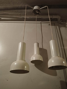 Kolmest lambist koosnev laelamp