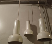 Kolmest lambist koosnev laelamp