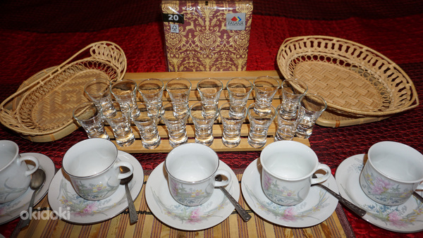 Сервиз на 10 персон + 17 рюмок + 5 конфетниц + ложки и др.