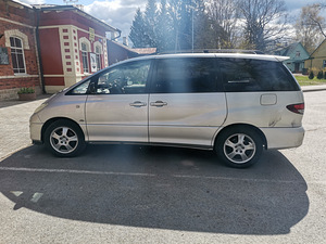Toyota previa (3 foto / 5)