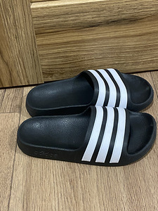 Adidas plätud nr 33 (4 foto / 4)