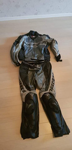 Dainese kaheosaline sõidukombe + kindad Alpinestars (2 foto / 3)