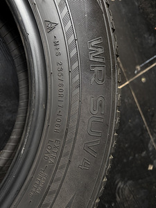 Nokian WR SUV 4 235/60 R17 (6 foto / 7)